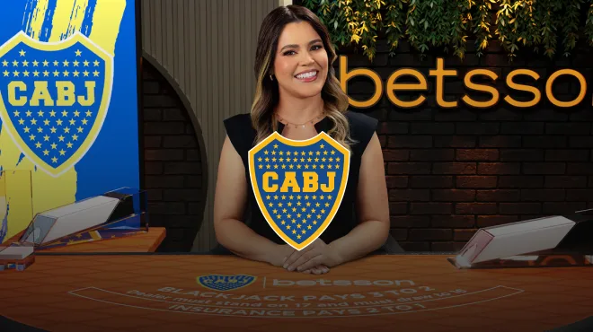 Ficha de una mesa de blackjack con escudo de club en el nombre.